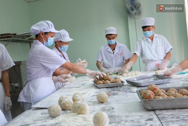 Chùm ảnh: Cận cảnh quy trình làm bánh Trung thu Bảo Phương ở Hà Nội - Ảnh 13.