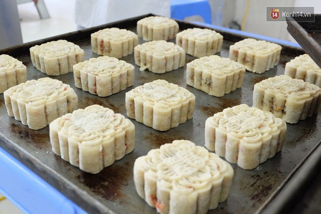 Chùm ảnh: Cận cảnh quy trình làm bánh Trung thu Bảo Phương ở Hà Nội - Ảnh 16.