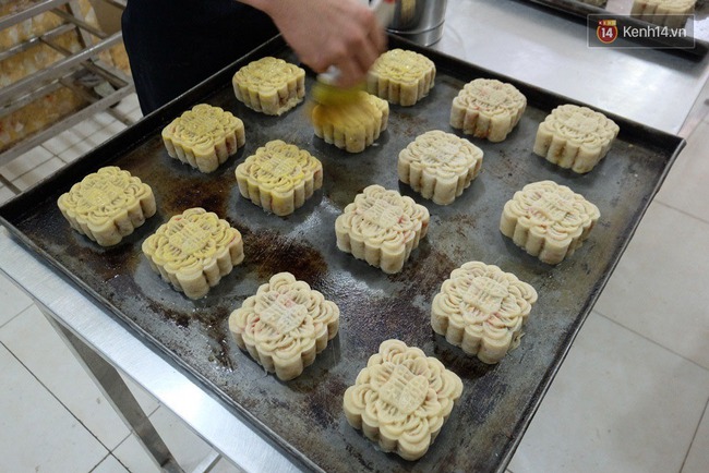 Chùm ảnh: Cận cảnh quy trình làm bánh Trung thu Bảo Phương ở Hà Nội - Ảnh 17.