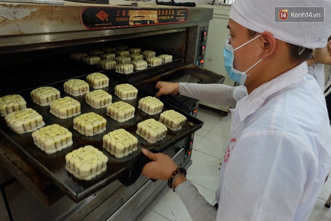 Chùm ảnh: Cận cảnh quy trình làm bánh Trung thu Bảo Phương ở Hà Nội - Ảnh 19.