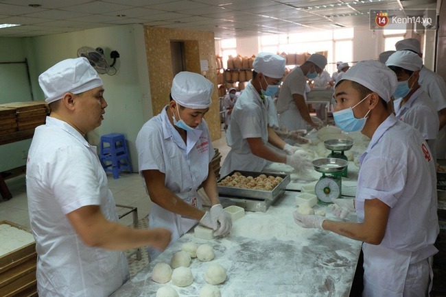 Chùm ảnh: Cận cảnh quy trình làm bánh Trung thu Bảo Phương ở Hà Nội - Ảnh 10.