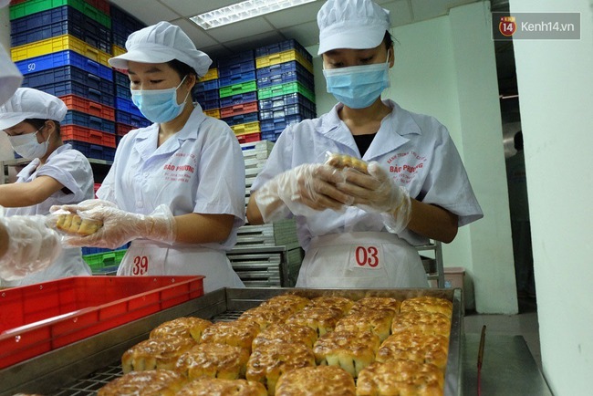 Chùm ảnh: Cận cảnh quy trình làm bánh Trung thu Bảo Phương ở Hà Nội - Ảnh 21.