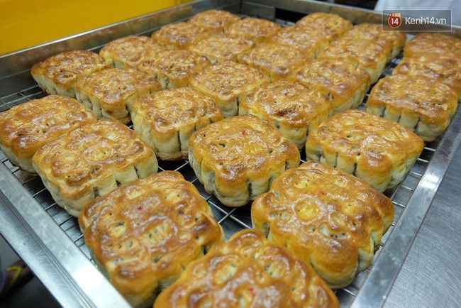 Chùm ảnh: Cận cảnh quy trình làm bánh Trung thu Bảo Phương ở Hà Nội - Ảnh 20.