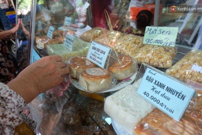 Chùm ảnh: Cận cảnh quy trình làm bánh Trung thu Bảo Phương ở Hà Nội - Ảnh 25.