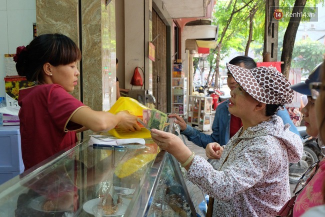 Chùm ảnh: Cận cảnh quy trình làm bánh Trung thu Bảo Phương ở Hà Nội - Ảnh 24.