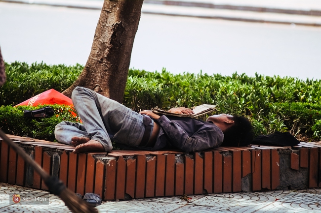 Ngh&igrave;n lẻ một c&aacute;ch người lao động H&agrave; Nội đối ph&oacute; với m&ugrave;a nắng n&oacute;ng kinh ho&agrave;ng - Ảnh 2.