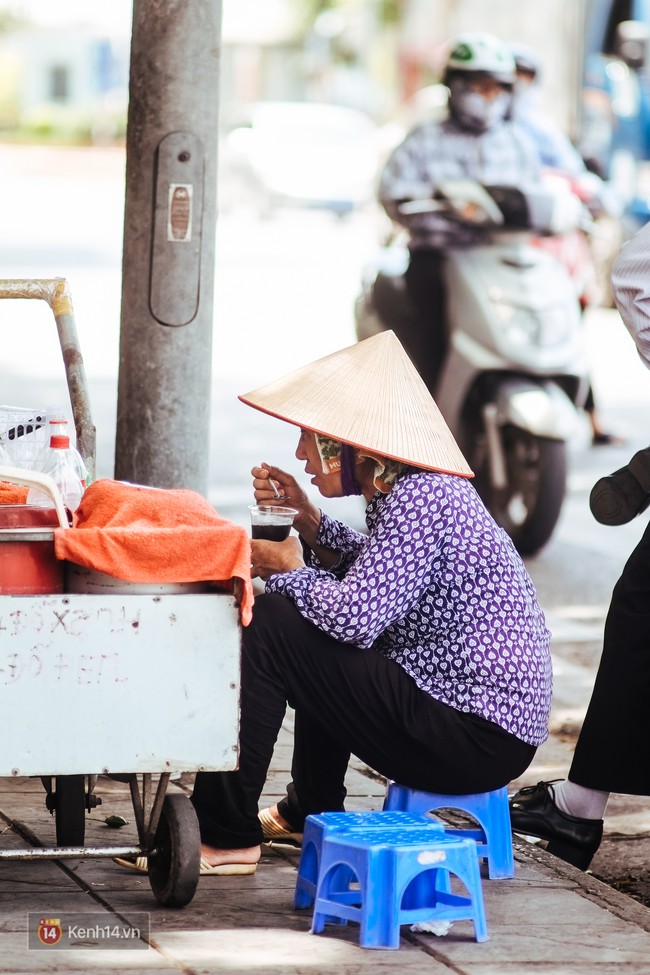 Ngh&igrave;n lẻ một c&aacute;ch người lao động H&agrave; Nội đối ph&oacute; với m&ugrave;a nắng n&oacute;ng kinh ho&agrave;ng - Ảnh 9.