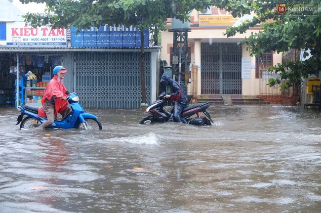 Ảnh hưởng từ bão số 4, Đà Nẵng và Hội An ngập lênh láng sau mưa lớn - Ảnh 12.