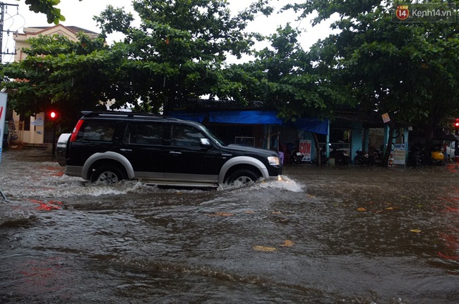 Ảnh hưởng từ bão số 4, Đà Nẵng và Hội An ngập lênh láng sau mưa lớn - Ảnh 9.
