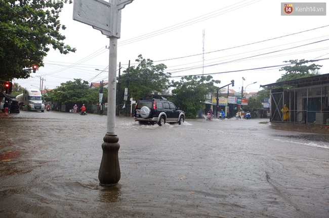 Ảnh hưởng từ bão số 4, Đà Nẵng và Hội An ngập lênh láng sau mưa lớn - Ảnh 11.