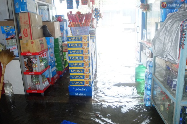 Ảnh hưởng từ bão số 4, Đà Nẵng và Hội An ngập lênh láng sau mưa lớn - Ảnh 16.