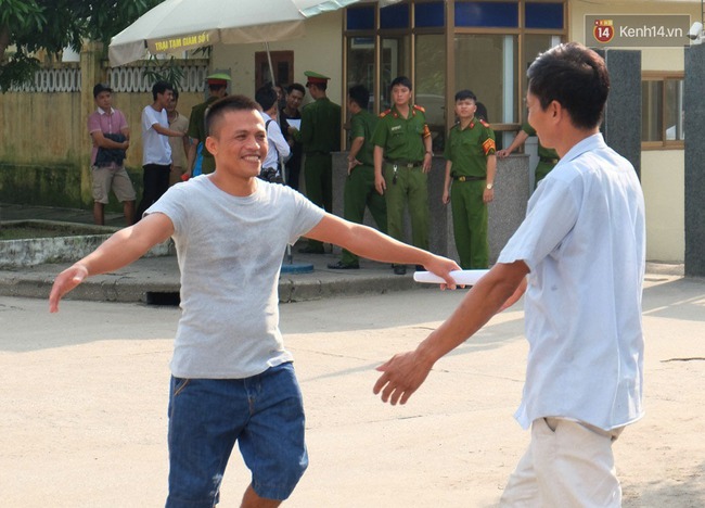 Ng&agrave;y trở về tr&agrave;n ngập hạnh ph&uacute;c của những người từng mang lầm lỗi - Ảnh 9.