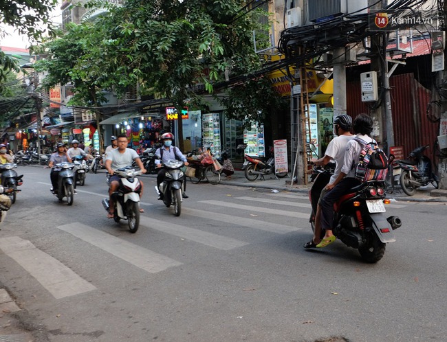 Phố Cầu Gỗ - biển cấm đi ngược chiều lù lù nhưng toàn bị người tham gia giao thông lờ tịt - Ảnh 2.