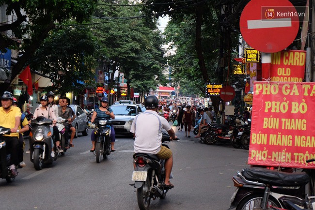 Phố Cầu Gỗ - biển cấm đi ngược chiều lù lù nhưng toàn bị người tham gia giao thông lờ tịt - Ảnh 3.