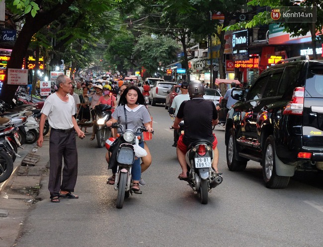 Phố Cầu Gỗ - biển cấm đi ngược chiều lù lù nhưng toàn bị người tham gia giao thông lờ tịt - Ảnh 5.