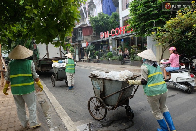 Quanh hồ T&acirc;y đ&atilde; giảm m&ugrave;i h&ocirc;i thối nồng nặc, c&aacute; chết vẫn đang tiếp tục được thu dọn - Ảnh 12.