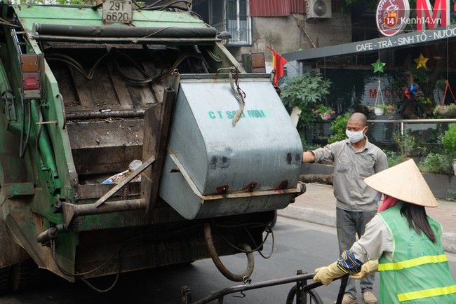 Quanh hồ T&acirc;y đ&atilde; giảm m&ugrave;i h&ocirc;i thối nồng nặc, c&aacute; chết vẫn đang tiếp tục được thu dọn - Ảnh 13.
