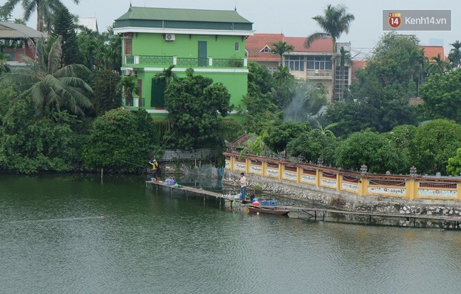 Quanh hồ T&acirc;y đ&atilde; giảm m&ugrave;i h&ocirc;i thối nồng nặc, c&aacute; chết vẫn đang tiếp tục được thu dọn - Ảnh 22.