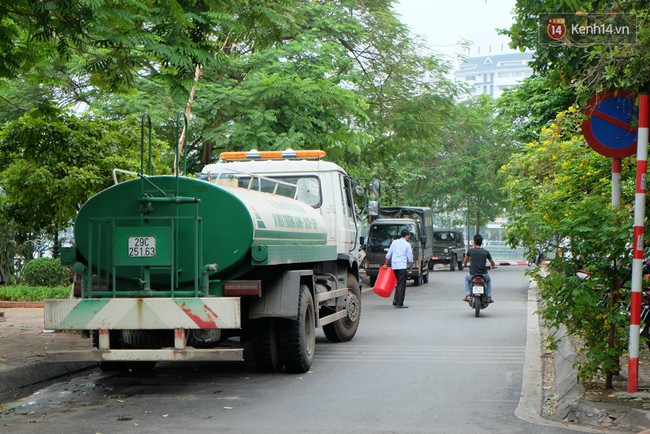 Quanh hồ T&acirc;y đ&atilde; giảm m&ugrave;i h&ocirc;i thối nồng nặc, c&aacute; chết vẫn đang tiếp tục được thu dọn - Ảnh 14.