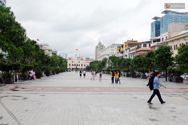 Cận cảnh đá granite trăm năm ở phố đi bộ Nguyễn Huệ đã bị hư hỏng, nứt toác - Ảnh 1.