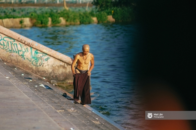 Cấm thì mặc cấm, người Hà Nội vẫn hớn hở vẫy vùng giữa bãi tắm hồ Tây để giải nhiệt - Ảnh 15.