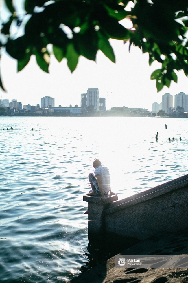 Cấm thì mặc cấm, người Hà Nội vẫn hớn hở vẫy vùng giữa bãi tắm hồ Tây để giải nhiệt - Ảnh 18.