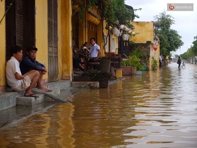 Hội An: Khách Tây thích thú lội nước, người dân lo lắng lũ về trong đêm - Ảnh 3.