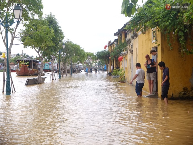 Hội An: Khách Tây thích thú lội nước, người dân lo lắng lũ về trong đêm - Ảnh 2.