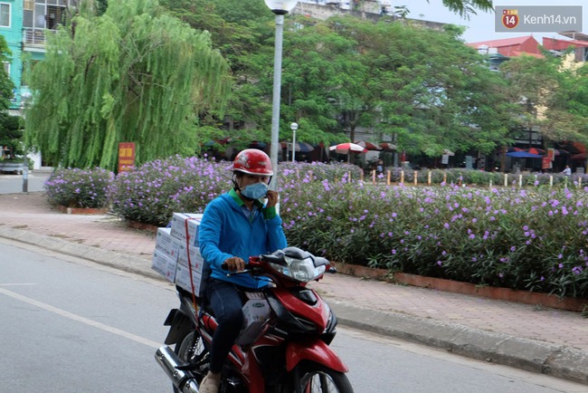 Hà Nội: Tảo chết nổi xanh hồ Văn Quán, người dân không dám hé cửa vì quá hôi thối - Ảnh 6.