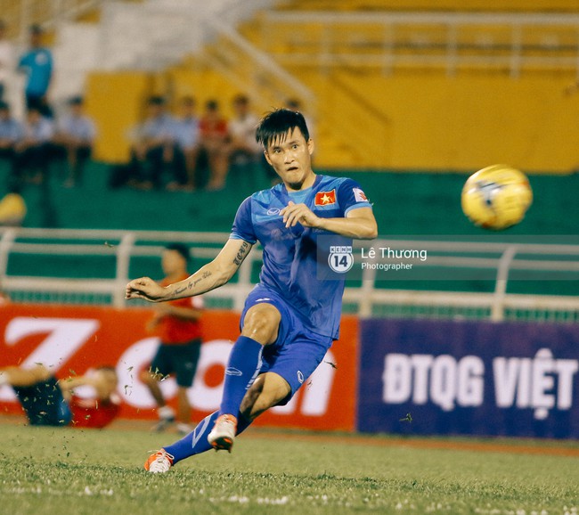 Công Vinh biểu diễn kỹ thuật, sút vào máy quay phóng viên - Ảnh 4.