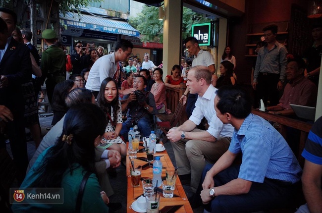 Hoàng tử Anh William ngồi vỉa hè uống cà phê phố cổ Hà Nội với Hồng Nhung, Thanh Bùi, Xuân Bắc - Ảnh 6.
