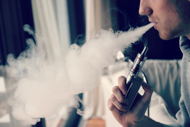 Chơi Vape, bạn đang hút hàng loạt chất gây ung thư với nồng độ không chấp nhận được - Ảnh 1.