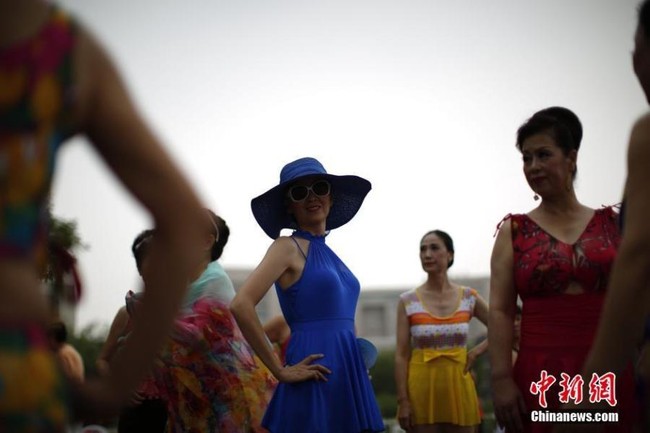 500 chị em U60 Trung Quốc nô nức rủ nhau đi thi trình diễn bikini - Ảnh 9.