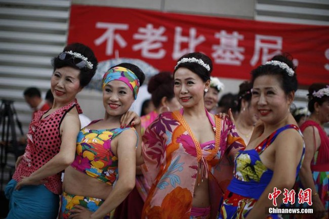500 chị em U60 Trung Quốc nô nức rủ nhau đi thi trình diễn bikini - Ảnh 1.