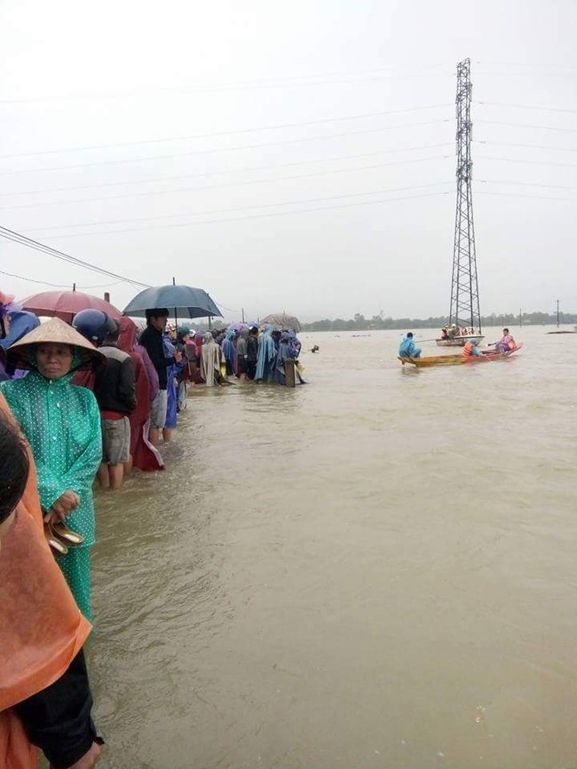 Sau 1 ngày 1 đêm, học sinh  lớp 7 bị lũ cuốn trôi vẫn chưa được tìm thấy - Ảnh 3.