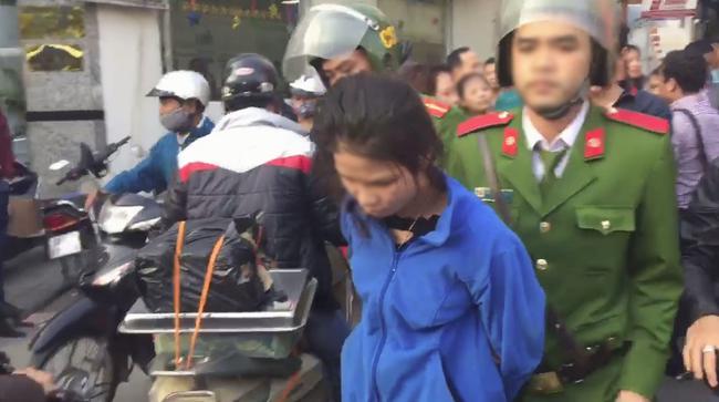H&agrave; Nội: Bắt một c&ocirc; g&aacute;i đi cướp ngay tr&ecirc;n đường Trần Duy Hưng - Ảnh 2.