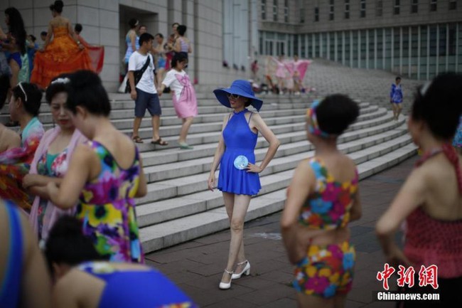 500 chị em U60 Trung Quốc nô nức rủ nhau đi thi trình diễn bikini - Ảnh 8.