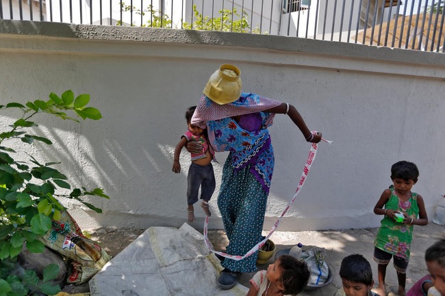 Phẫn nộ cảnh bà mẹ Ấn Độ trói chân con gái 15 tháng tuổi giữa cái nóng 41 độ ngoài trời - Ảnh 7.