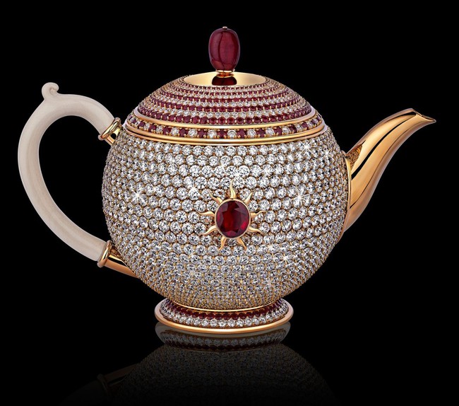 Thật khó tin nhưng có ấm trà nạm đá ruby giá hơn 66 tỷ đồng - Ảnh 1.