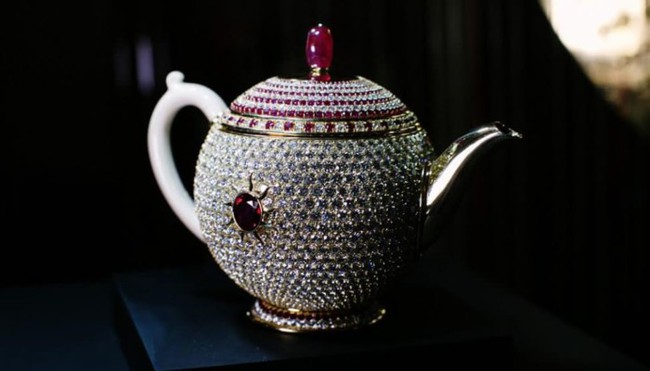 Thật khó tin nhưng có ấm trà nạm đá ruby giá hơn 66 tỷ đồng - Ảnh 2.