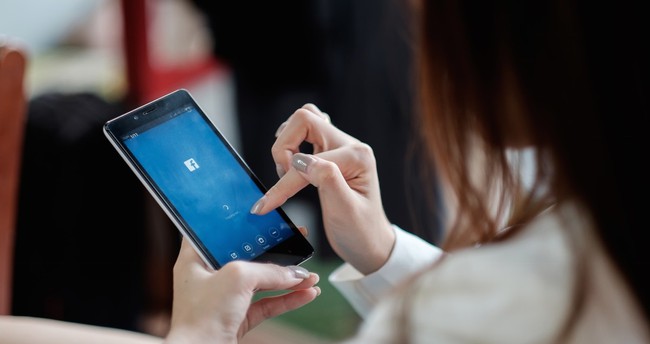 Tại sao mỗi ng&agrave;y ch&uacute;ng ta cứ l&ocirc;i Facebook ra lướt gần 2.800 lần? - Ảnh 1.
