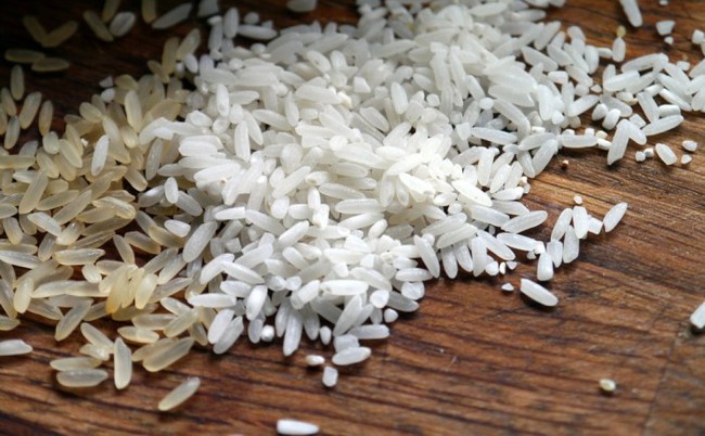 Lại th&ecirc;m một quốc gia ph&aacute;t hiện gạo nhựa tr&ecirc;n thị trường - Ảnh 1.