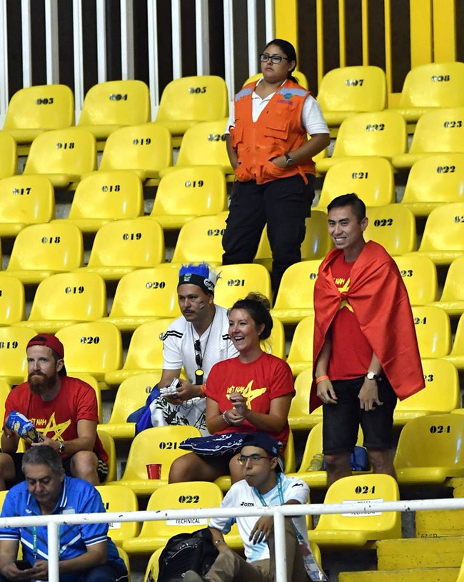 Fan nữ vượt hàng nghìn km từ Canada sang Colombia cổ vũ tuyển futsal Việt Nam - Ảnh 2.