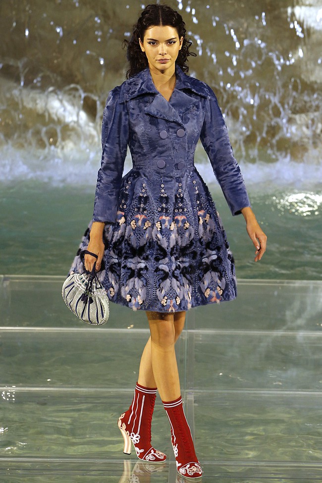 Catwalk tr&ecirc;n mặt nước, d&agrave;n mẫu đỉnh của Fendi khiến người xem giật m&igrave;nh - Ảnh 4.