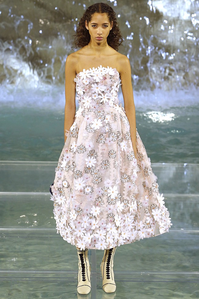 Catwalk tr&ecirc;n mặt nước, d&agrave;n mẫu đỉnh của Fendi khiến người xem giật m&igrave;nh - Ảnh 7.