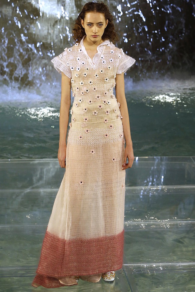 Catwalk tr&ecirc;n mặt nước, d&agrave;n mẫu đỉnh của Fendi khiến người xem giật m&igrave;nh - Ảnh 8.