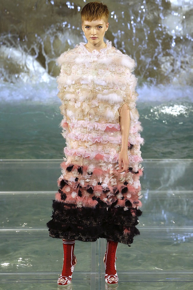 Catwalk tr&ecirc;n mặt nước, d&agrave;n mẫu đỉnh của Fendi khiến người xem giật m&igrave;nh - Ảnh 9.