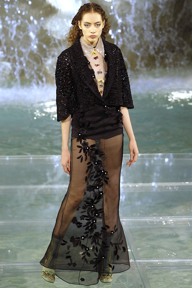 Catwalk trên mặt nước, dàn mẫu đỉnh của Fendi khiến người xem giật mình - Ảnh 11.