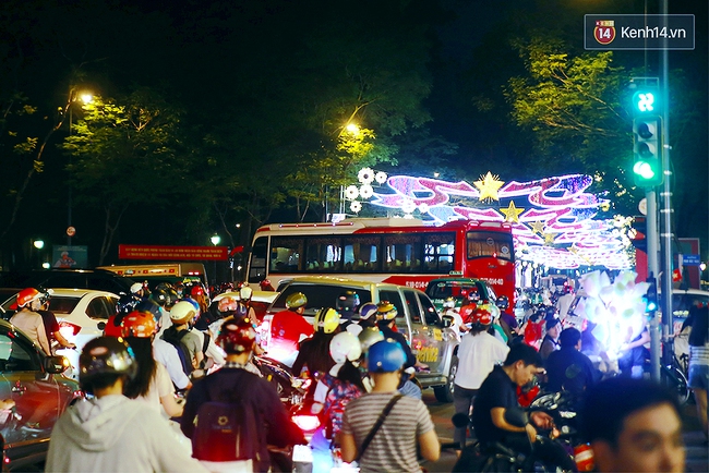 Chưa đến Noel nhưng các ngả đường ở Trung tâm Sài Gòn đã kẹt xe đến nghẹt thở - Ảnh 8.