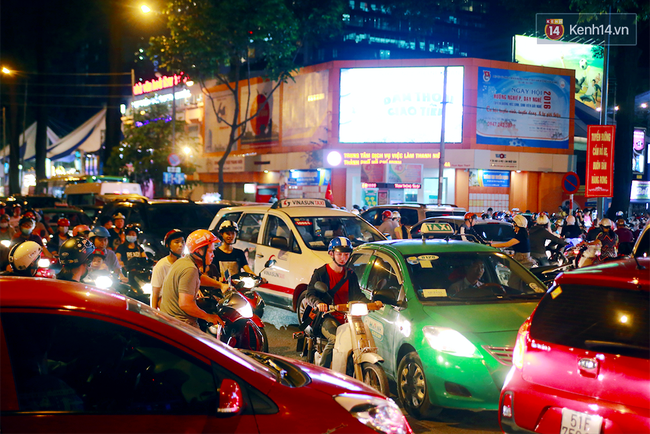 Chưa đến Noel nhưng các ngả đường ở Trung tâm Sài Gòn đã kẹt xe đến nghẹt thở - Ảnh 1.